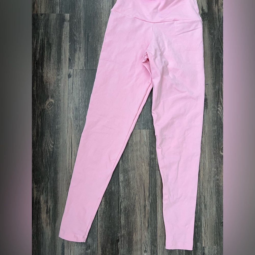 Booty By Brabants pink leggings.